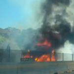 Transporte de carga se incendia en autopista de cobro en Atizapán