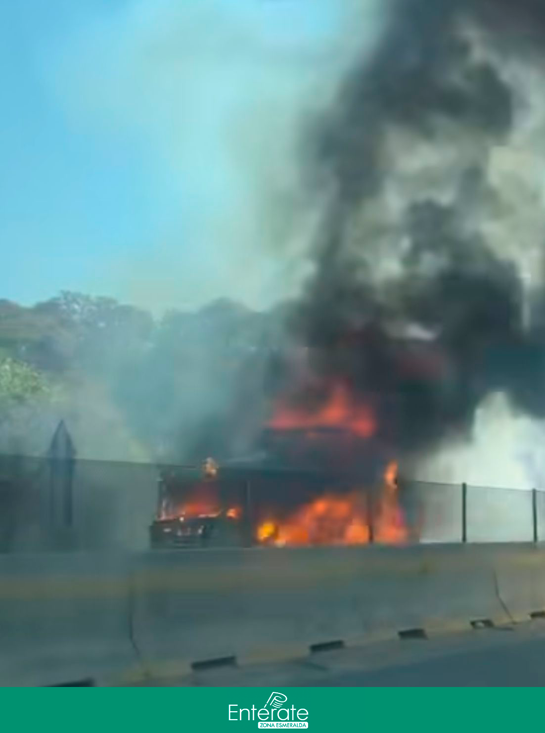 Transporte de carga se incendia en autopista de cobro en Atizapán